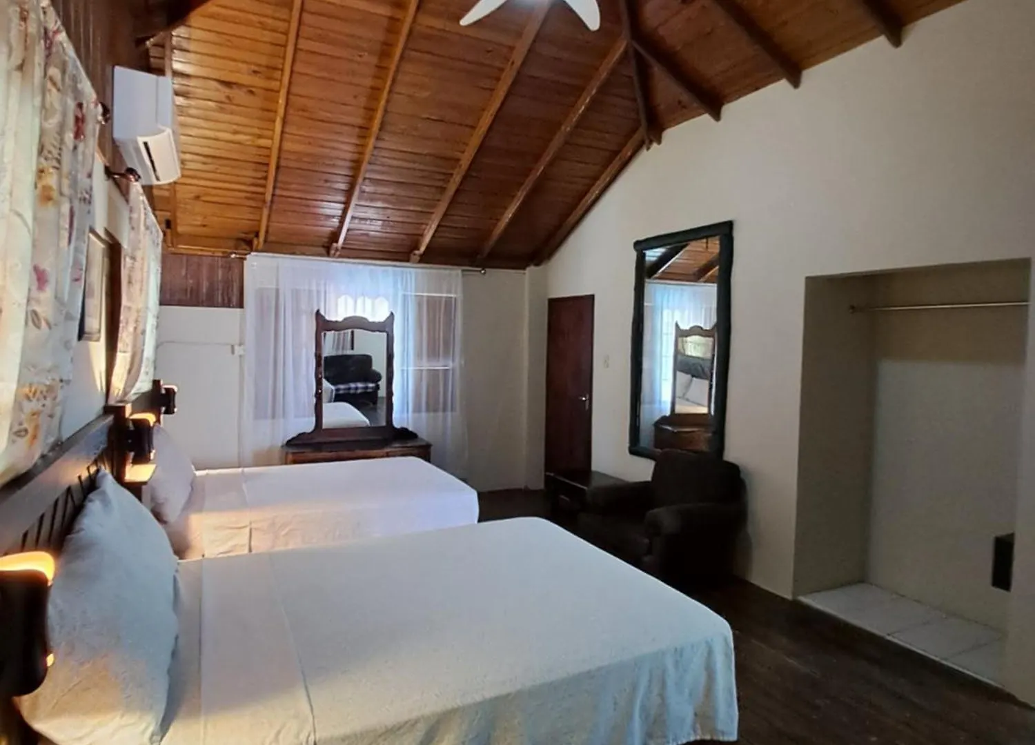 Mom'S Place Negril Hotel